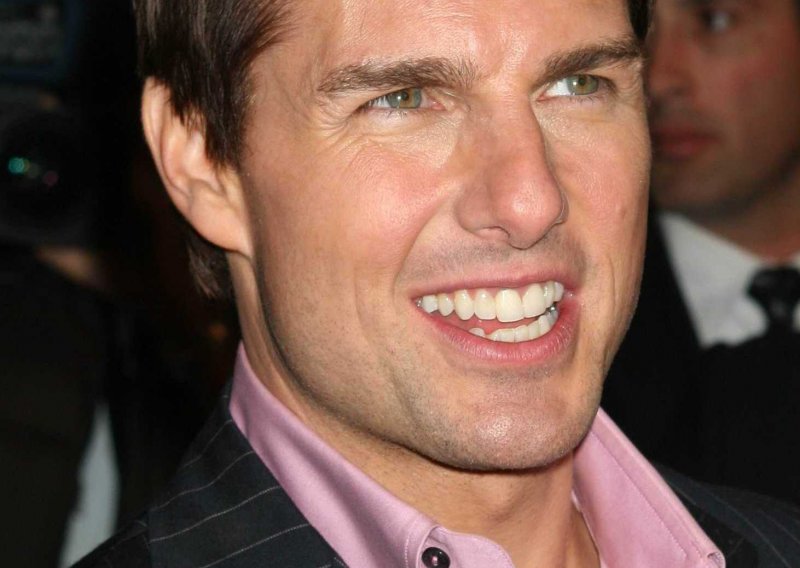 Tom Cruise ljubi seksi anđelicu?!