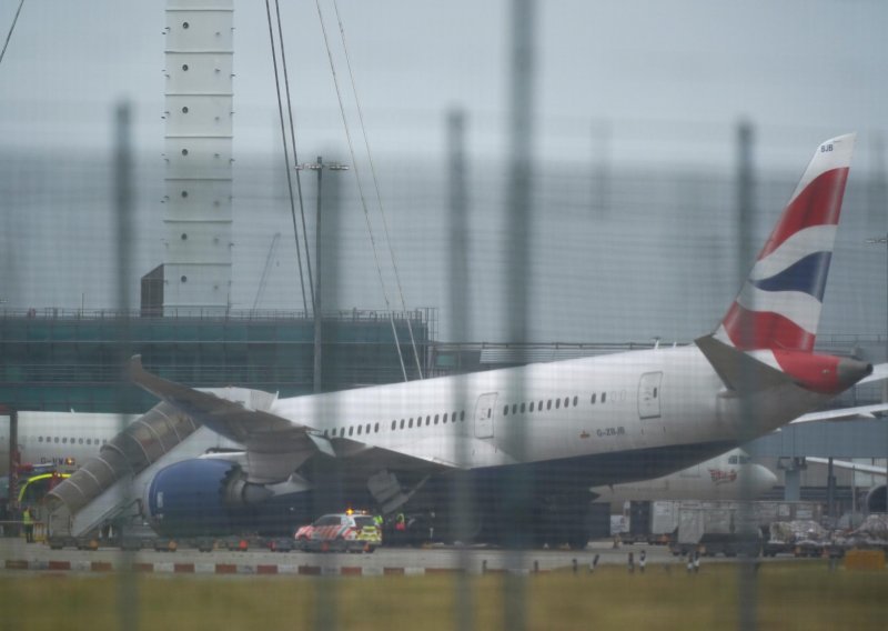 Avion British Airwaysa oštećen u neobičnom 'padu na nos' u zračnoj luci