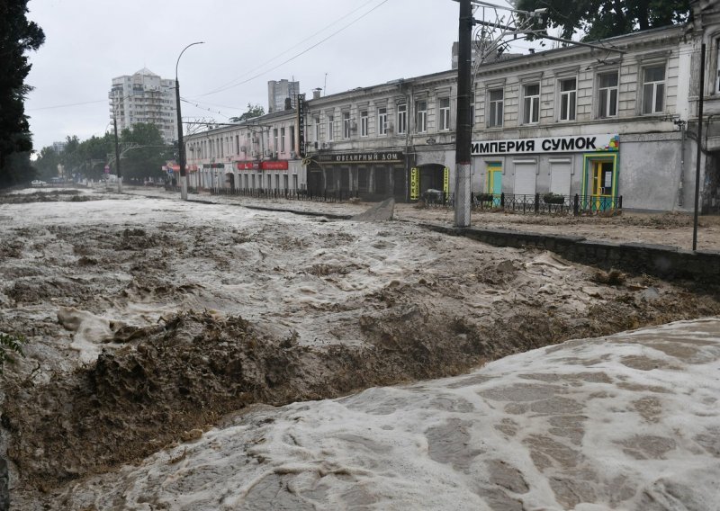 [FOTO/VIDEO] Krim zasule obilne kiše: Bujice preplavile ulice turističkog grada Jalte, stadion u Kerču postao jezero
