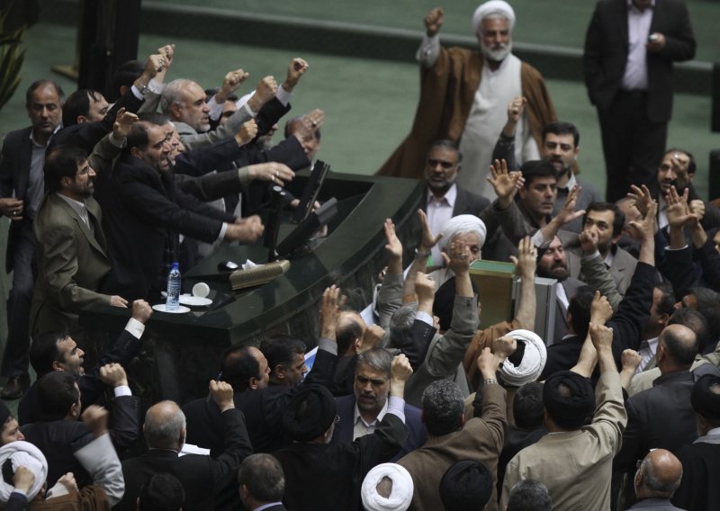 Iranski parlament i dalje udara na Musavija i Karubija