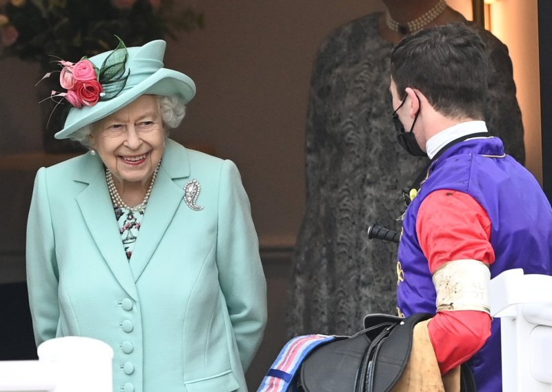 Ne može sakriti sreću: Kraljica Elizabeta posjetila jedan od najvećih društvenih događaja u Britaniji, kojega je prošle godine prvi put u 68 godina propustila