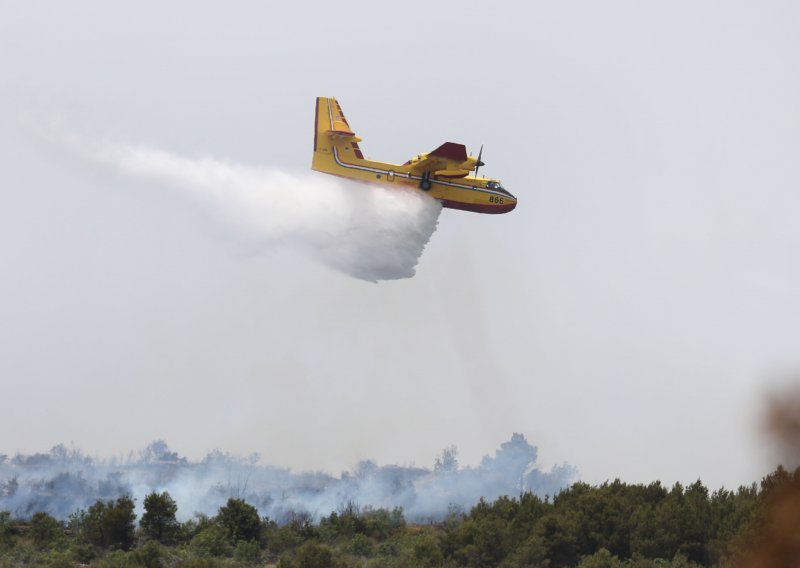 [FOTO/VIDEO] Gori u zaleđu Vodica, na terenu 40 vatrogasaca