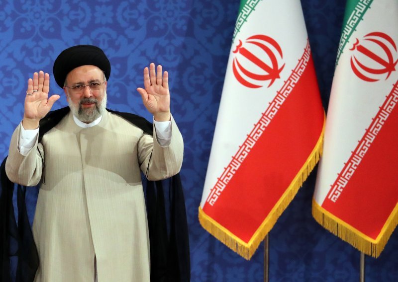 Novi iranski konzervativni predsjednik Raisi preuzeo dužnost