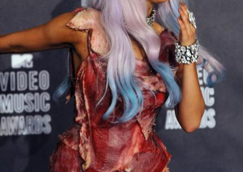 Lady Gaga odjevena u meso preuzela MTV-jeve nagrade