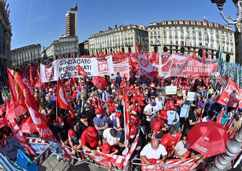 [FOTO] Tisuće prosvjednika u Italiji traže da se ne ukida zabrana davanja otkaza