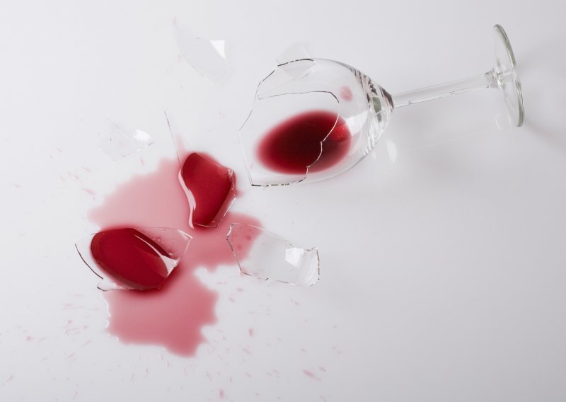 Kako lako ukloniti mrlje od vina