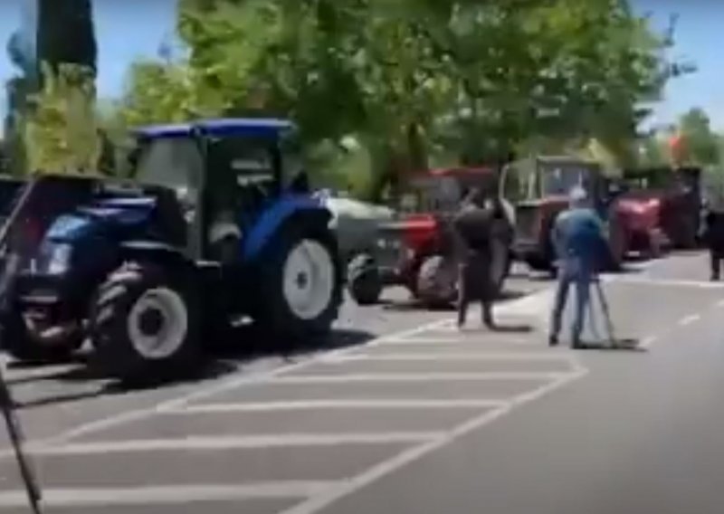 Crnogorski poljoprivrednici parkirali traktore ispred vlade i parlamenta, prijete da će isuti stajsko gnojivo ako im država ne pomogne