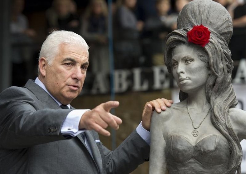 Otkriven kip Amy Winehouse u Londonu
