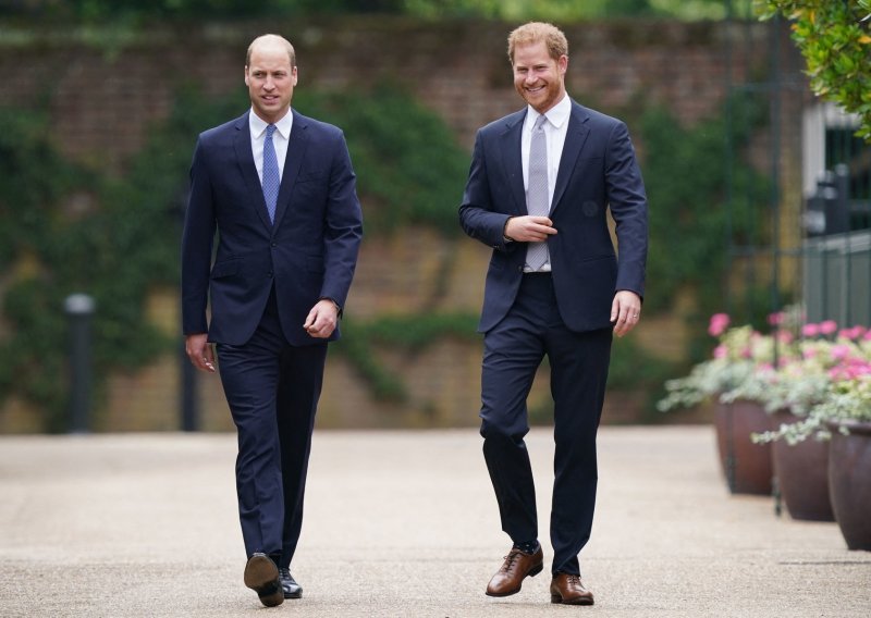 Prinčevi William i Harry konačno ostavili nesuglasice iza sebe: Dobro raspoloženi skupa su otkrili spomenik svojoj majci