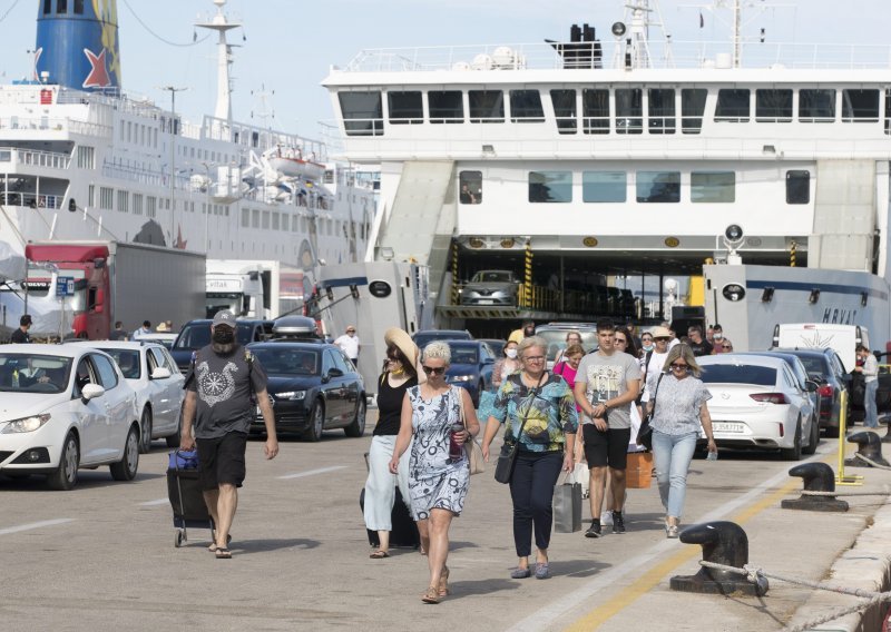 [FOTO] Najmasovniji vikend u Splitu, kroz trajektnu i zračnu luku proći će 65.000 putnika