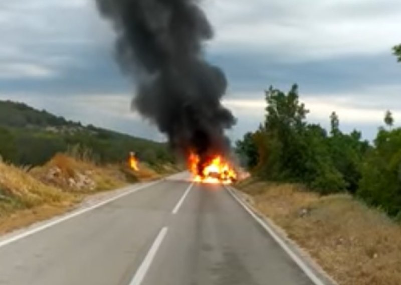 [VIDEO] Automobil udario u zid i izgorio, vozačica uspjela izaći uz manje ogrebotine