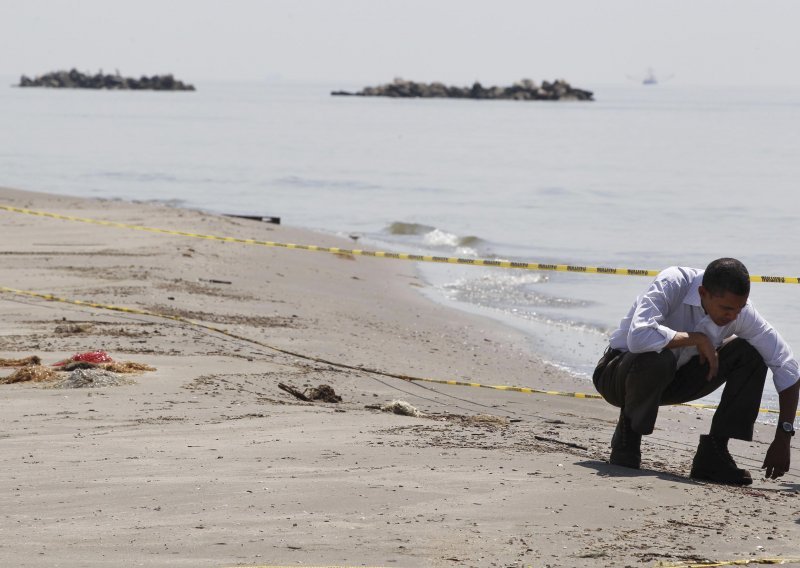 Obama na plaži proučavao naftnu mrlju