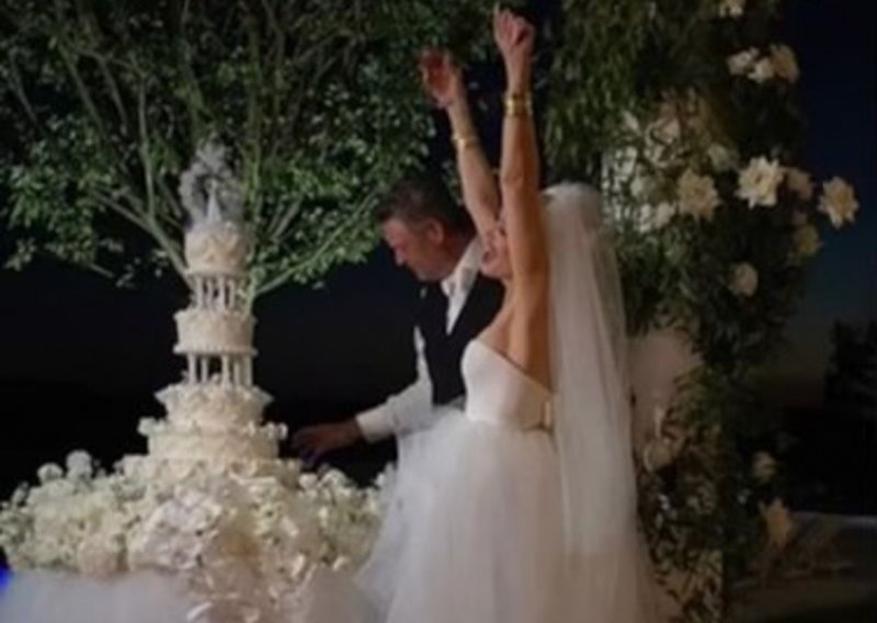 Pogledajte vjenčanice Gwen Stefani iz svih kutova: Nosila je dvije haljine koje su imale posebno značenje