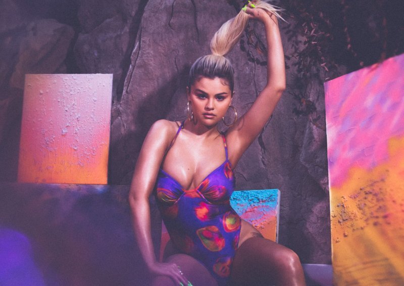 Bez ikakvog uljepšavanja: Selena Gomez najbolji je model za svoju kolekciju kupaćih kostima