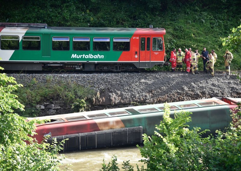 Vlak pun djece u Austriji iskočio iz tračnica i pao u rijeku