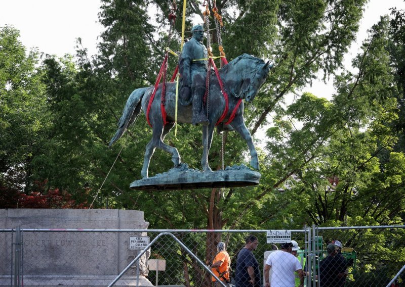 [VIDEO] Charlottesville uklonio kip generala robovlasničke Konfederacije