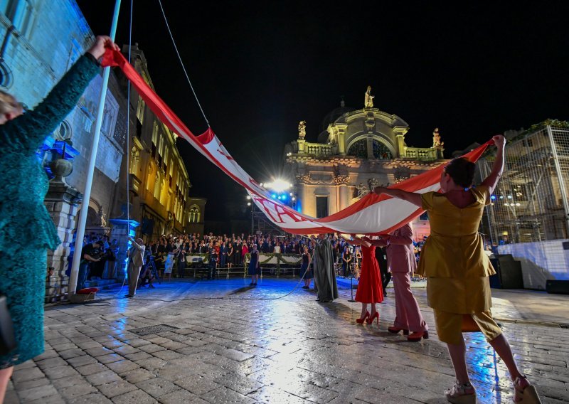 Politička i kulturna elita pohrlila u Dubrovnik: Podizanjem zastave Libertas svečano su otvorene 72. Dubrovačke ljetne igre