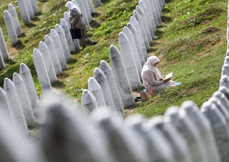 [FOTO] Obilježava se 26 godina od genocida u Srebrenici, pokopat će se 19 novoidentificiranih žrtava
