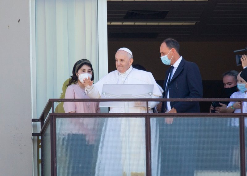 [VIDEO] Papa održao misu na balkonu 10. kata bolnice, oduševljeni vjernici pljeskali i pjevali