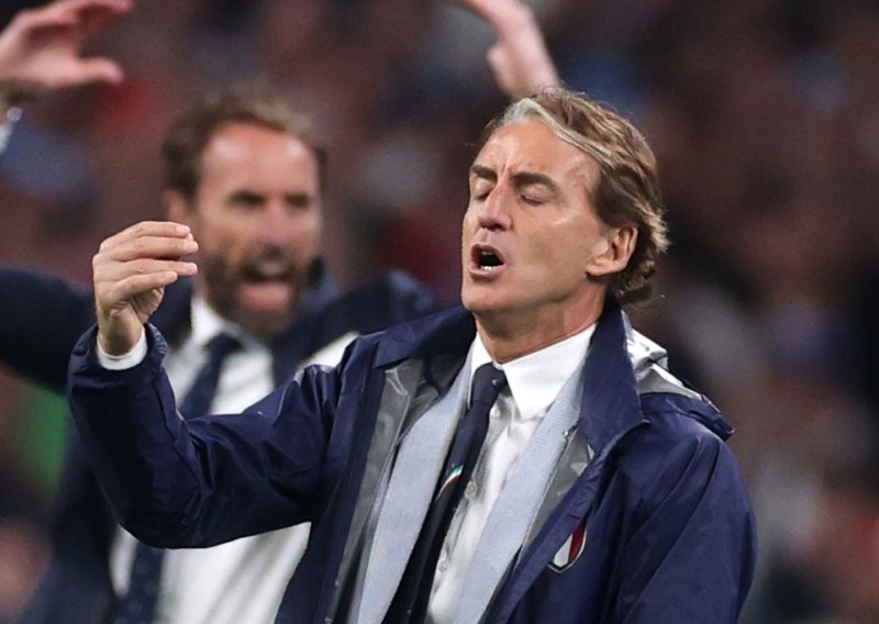 Roberto Mancini nije mogao suspregnuti suze nakon osvajanja naslova prvaka Europe, a poslao je i poruku svima koji navijaju za Italiju