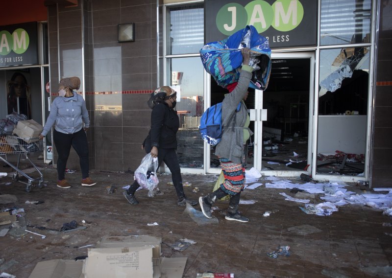 Sukobi u Južnoafričkoj Republici ušli u šesti dan, prijete nestašice hrane i benzina