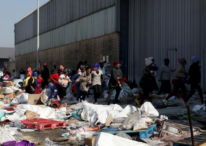 Nemiri u Južnoafričkoj Republici se smiruju, stanovnici procjenjuju štetu