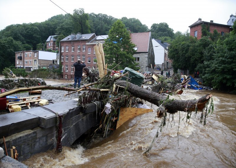 U poplavi u Njemačkoj preko stotinu mrtvih, u Belgiji život izgubilo 14 osoba. Traga se za preko tisuću osoba