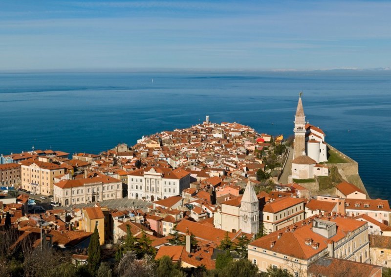 Slovenci od danas mogu koristiti nove besplatne turističke bonove; svaki punoljetni građanin dobiva stotinu eura