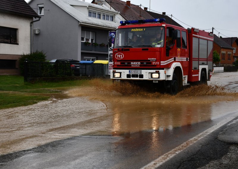 Kiša izazvala probleme u Novoj Gradiški, u Belom Manastiru dvoje ljudi ostalo zarobljeno u automobilu u podvožnjaku