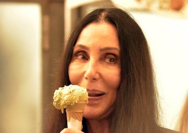 [FOTO] Pogledajte kako glazbena ikona Cher tulumari po Italiji, izgleda fantastično