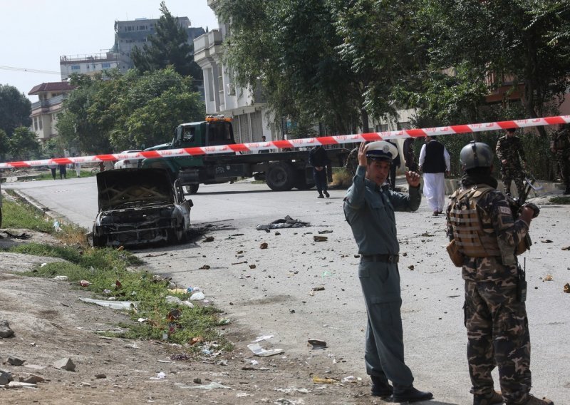 Rakete pale uz predsjedničku palaču u Kabulu tijekom molitve za Kurban bajram
