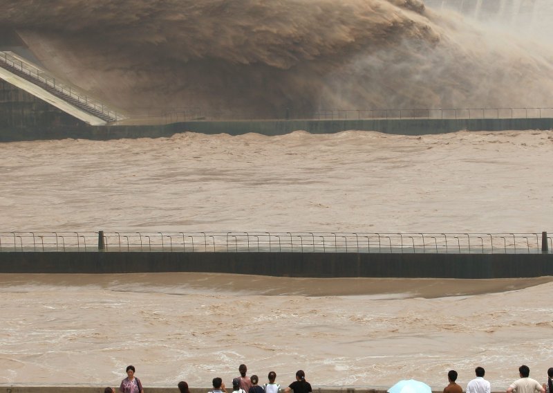 [VIDEO] Poplave u Kini: Izlile se najveće rijeke, putnici u metrou ostali u vodi do struka