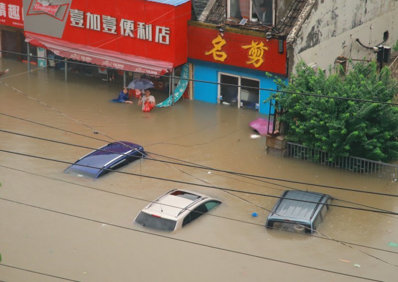 Poplave u Kini: 33 mrtvih, deseci tisuća evakuiranih