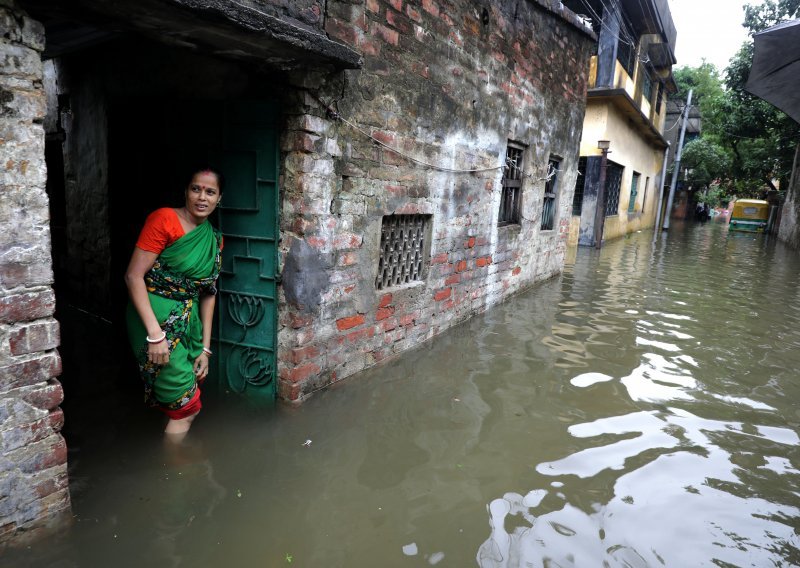 Obilne kiše usmrtile najmanje 18 ljudi u Indiji, deseci zarobljeni u mulju