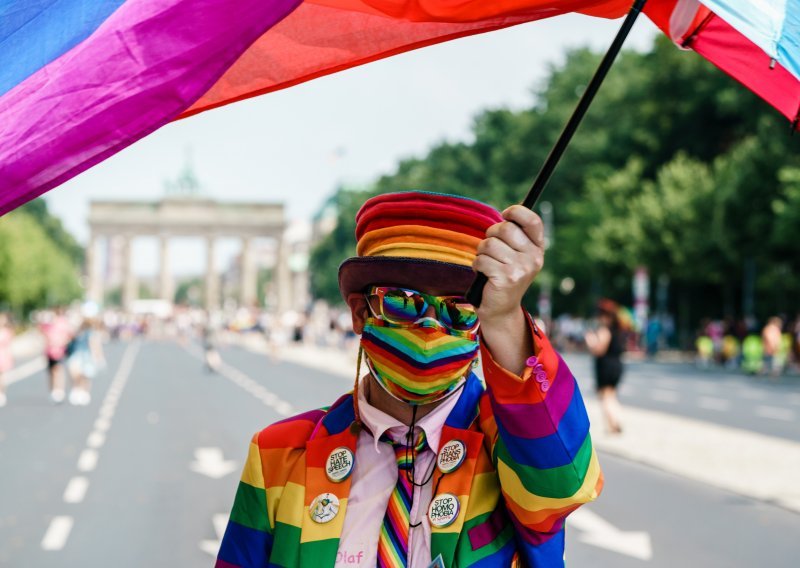 [FOTO] S maskama u duginim bojama, tisuće se okupile na berlinskoj gay paradi