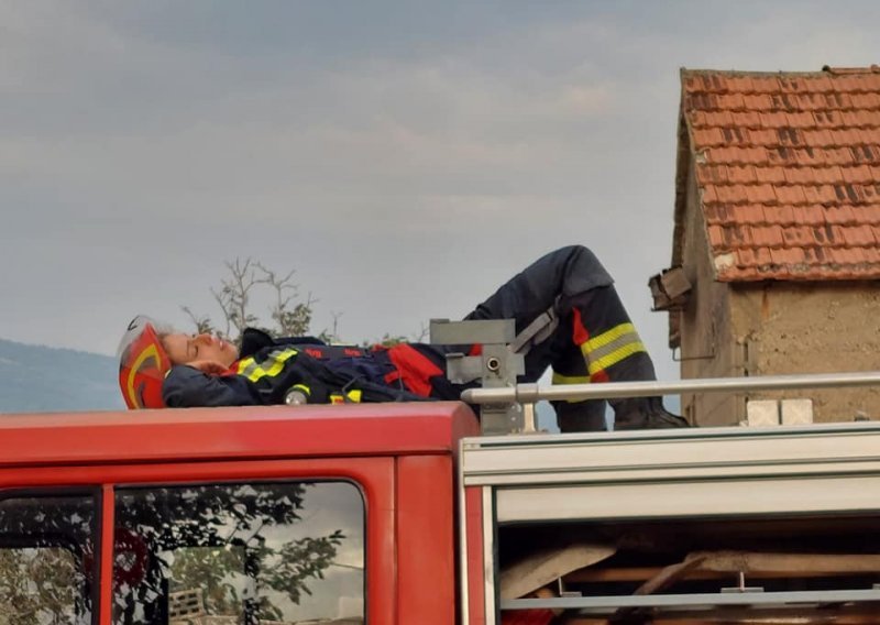 [FOTO] Više od 70 iscrpljenih vatrogasaca cijelu je noć gasilo požar nedaleko od Šibenika, od jutros im pomažu kanaderi