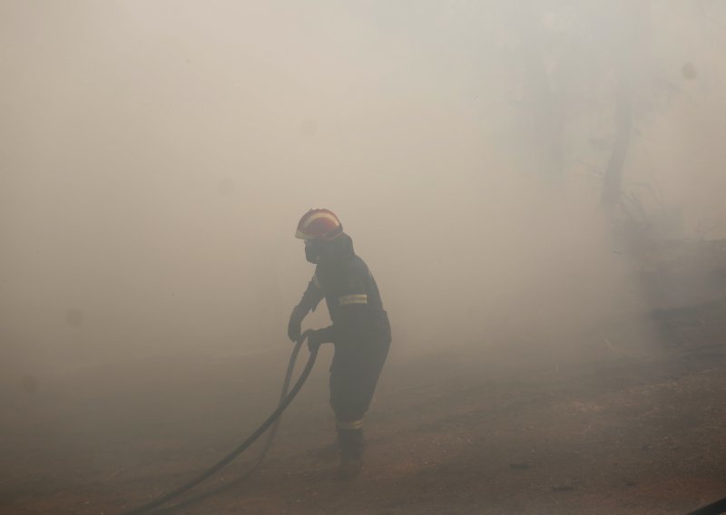 Požar na Hvaru još nije pod kontrolom: U pomoć krenuli vatrogasci iz Splita, Žrnovnice, Dugog Rata i Podstrane, podignuta dva kanadera