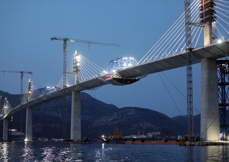 [VIDEO] Pogledajte kako su iz zraka izgledali početak gradnje Pelješkog mosta i spajanje zadnjeg dijela