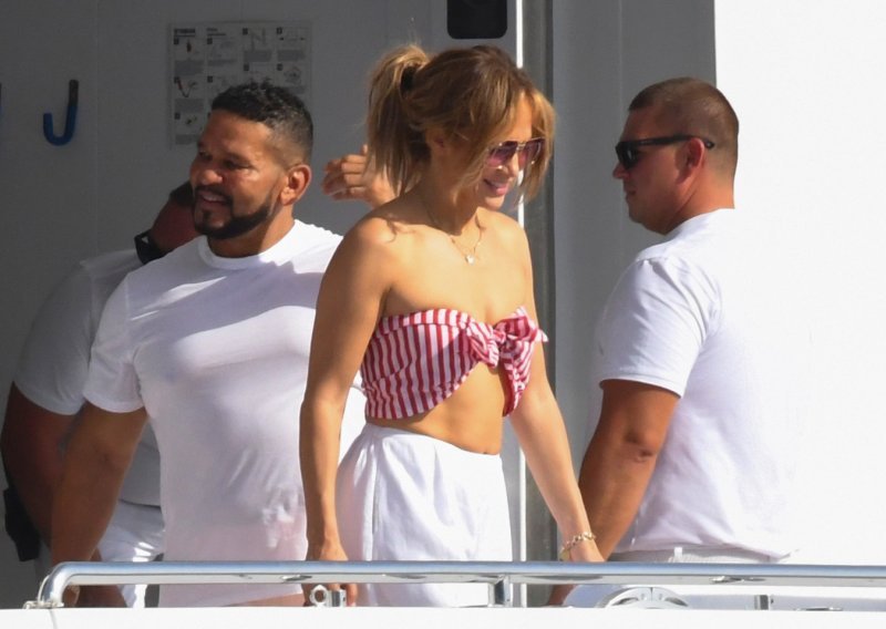 Nova ljubav joj godi: Jennifer Lopez odvažnim stajlingom istaknula isklesanu figuru