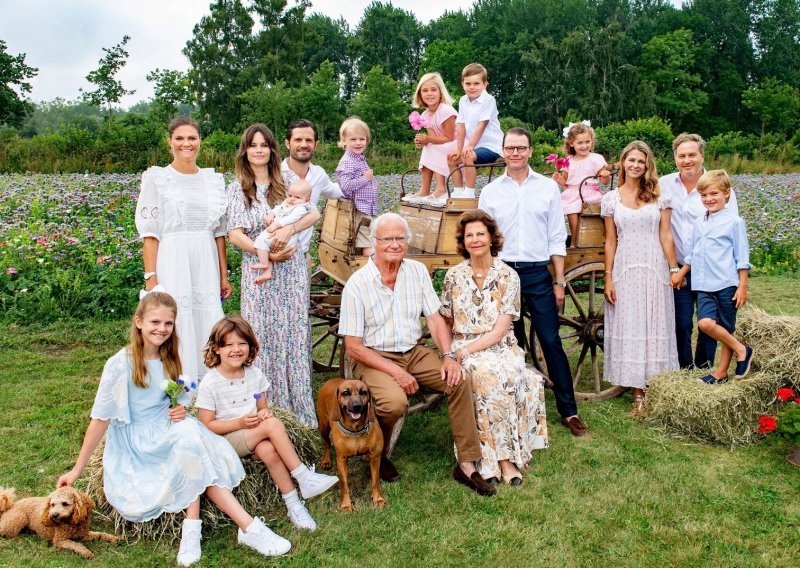 Prizor kao s ljetne razglednice - švedska kraljevska obitelj modno se uskladila, a sreću ne skrivaju