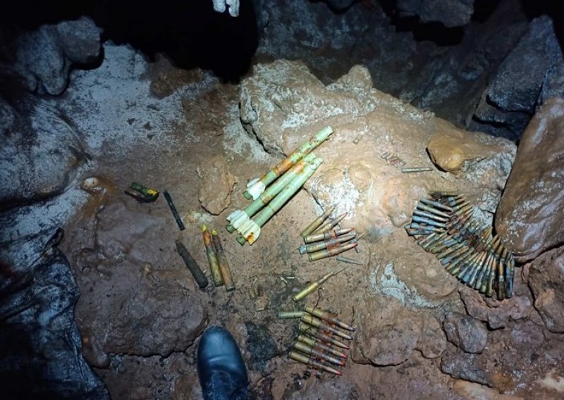 Arsenal oružja u ličkoj jami: Izvađena tromblonska mina i gotovo 300 komada različitog streljiva