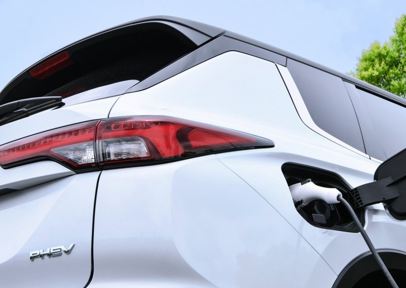 [FOTO/VIDEO] Mitsubishi najavio novi Outlander PHEV; veća snaga motora i povećan kapacitet baterije za veći domet na struju