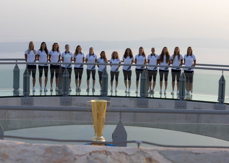[FOTO] Pogledajte spektakularne fotografije zlatnog pehara Europskog prvenstva u odbojci za žene koji je stigao na Nebesku šetnicu: Ovo će nam ostati zauvijek u sjećanju