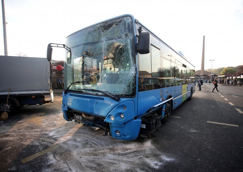 Sudar ZET-ovog autobusa i kombija pod Sljemenom, ozlijeđen vozač kombija