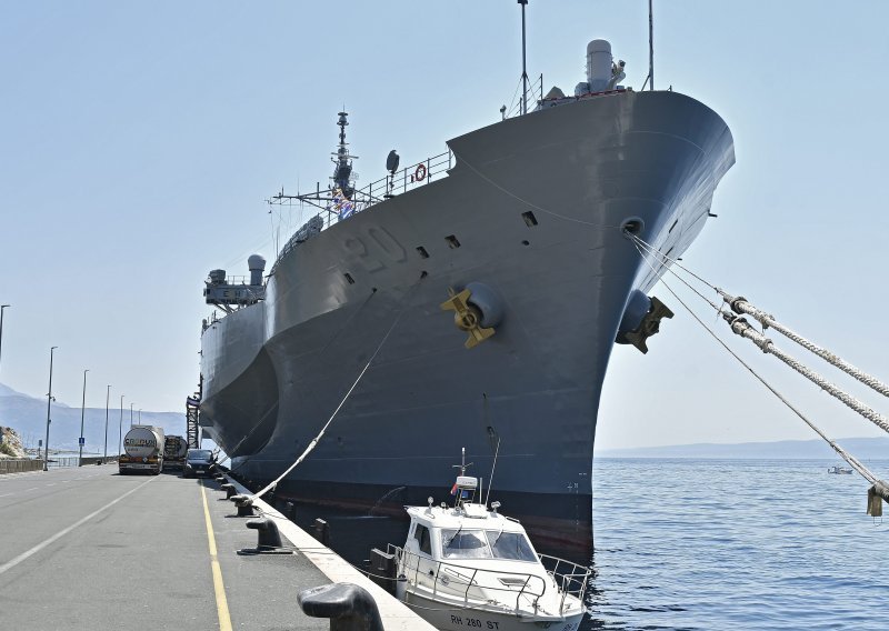 [FOTO] Zapovjedni brod Šeste flote u Splitu: SAD Hrvatskoj u deset godina dao vojnu pomoć od 4,5 milijardi kuna