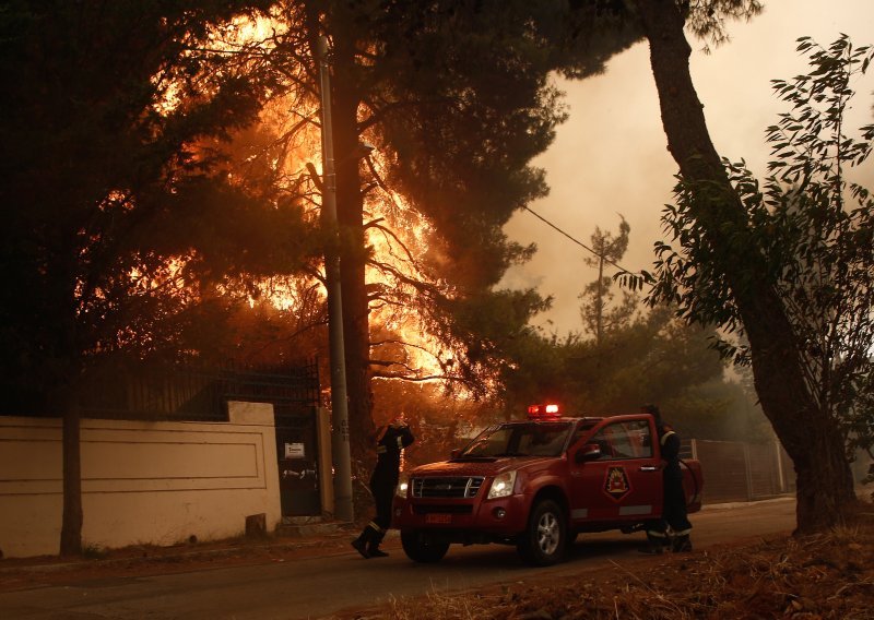 Strahoviti šumski požar bukti Grčkom: Izgorjelo dvadesetak kuća, osam osoba ozlijeđeno