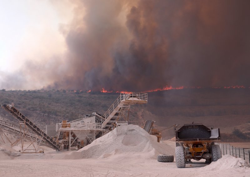 [FOTO] Jak vjetar rasplamsao požar u Segetu Gornjem, na terenu 30 vatrogasnih vozila i vojska
