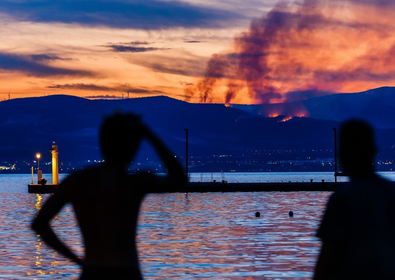 [FOTO] Vatrogasci drugu noć zaredom ostaju na požarištu kod Trogira