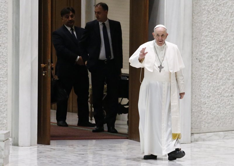 Papa traži 'konkretnu' pomoć za Libanon, želi posjetiti 'dragu' zemlju