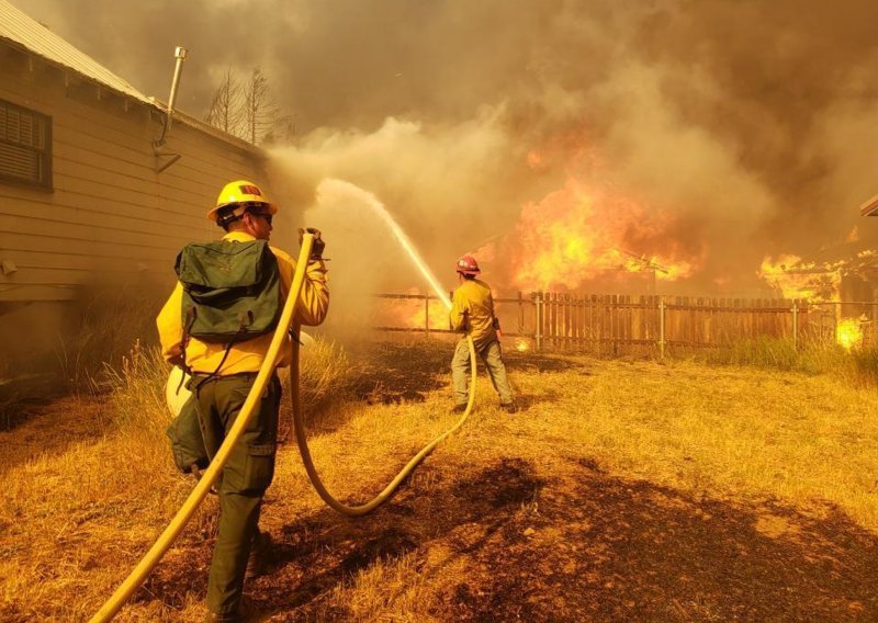 [FOTO] Požar Dixie postao drugi najveći u povijesti Kalifornije, izgorjelo 400 objekata, a stihija prijeti još 14.000 kuća i zgrada